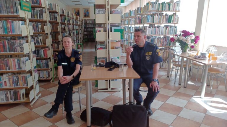 spotkanie seniorów w bibliotece z funkcjonariuszami Straży Miejskiej