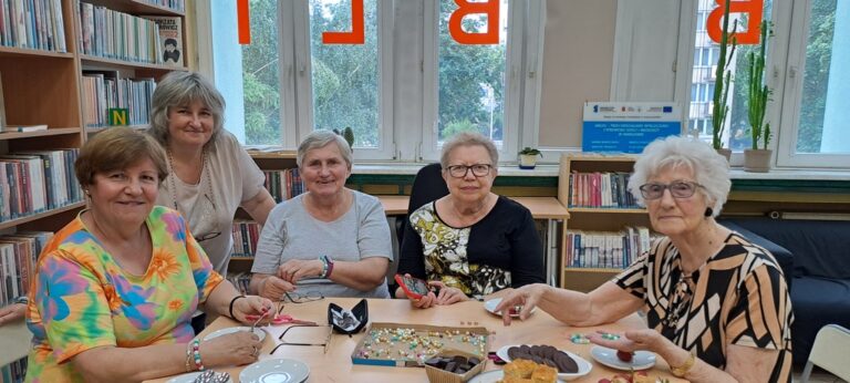 na zajęciach uczestnicy tworzyli bransoletki