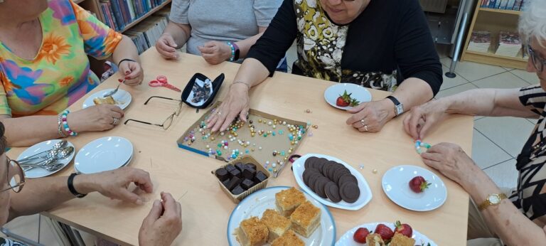 na zajęciach uczestnicy tworzyli bransoletki