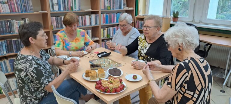 na zajęciach uczestnicy tworzyli bransoletki