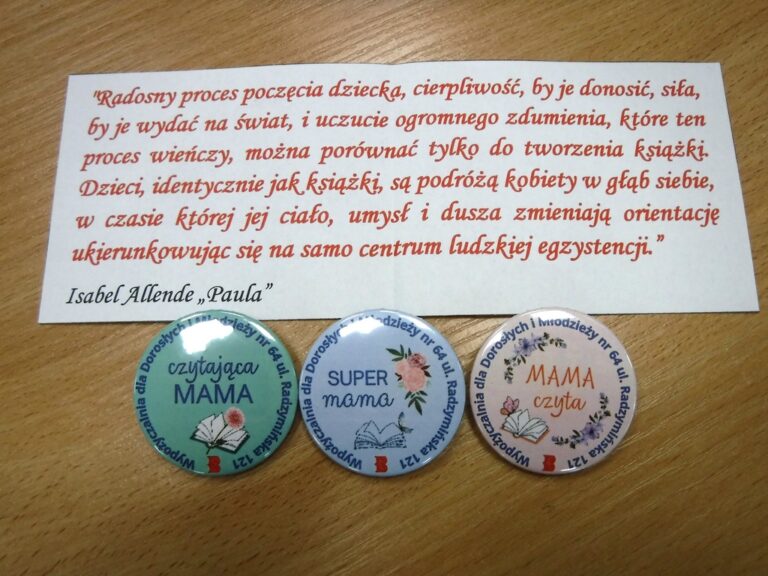 przypinki i cytat z książki Isabel Allende 