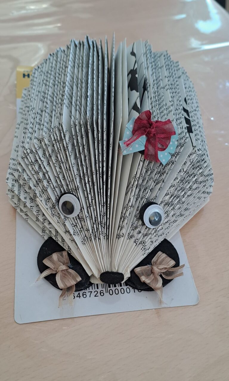 warsztaty tworzenia jeży ze starych książek