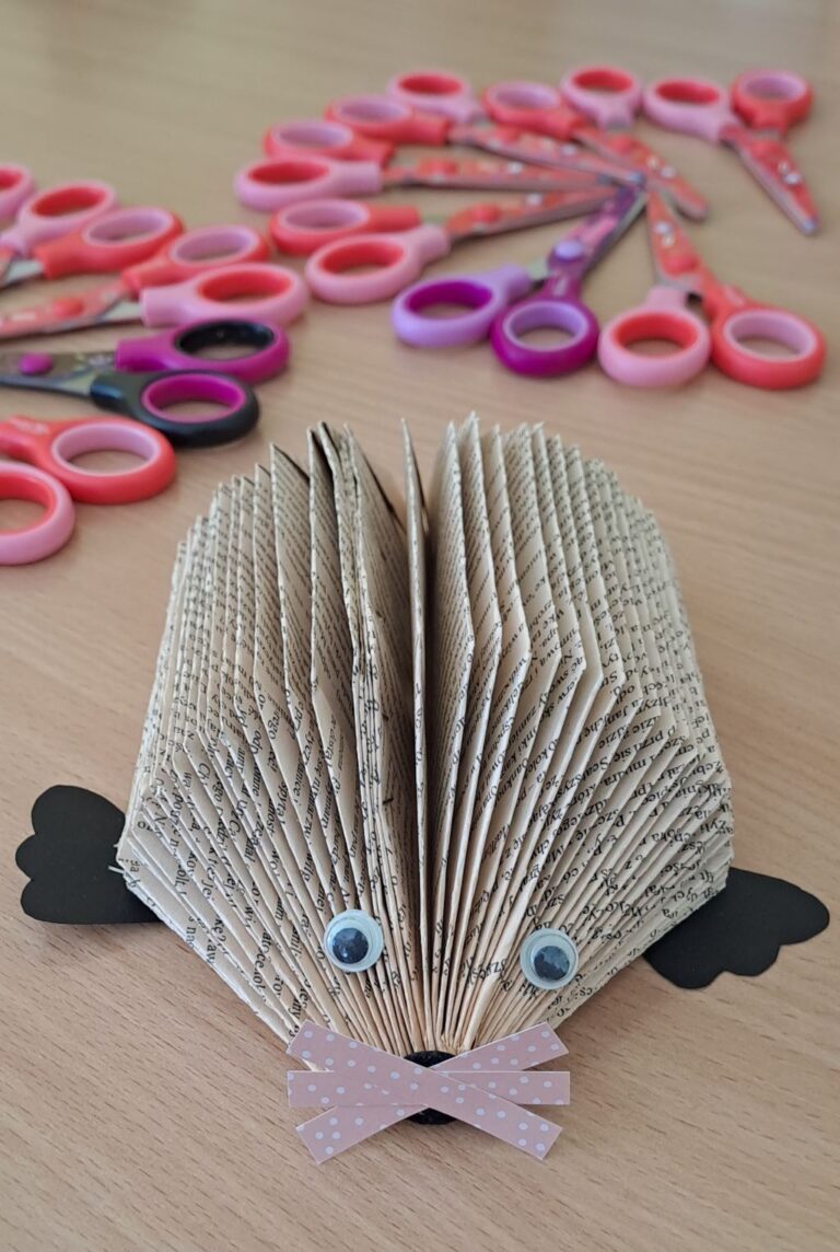 warsztaty tworzenia jeży ze starych książek