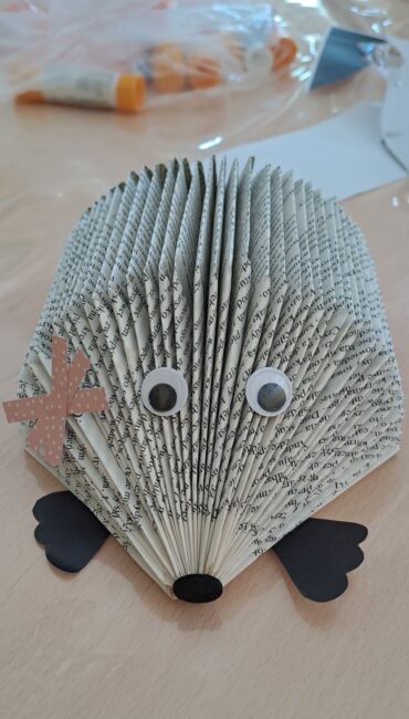 warsztaty tworzenia jeży ze starych książek