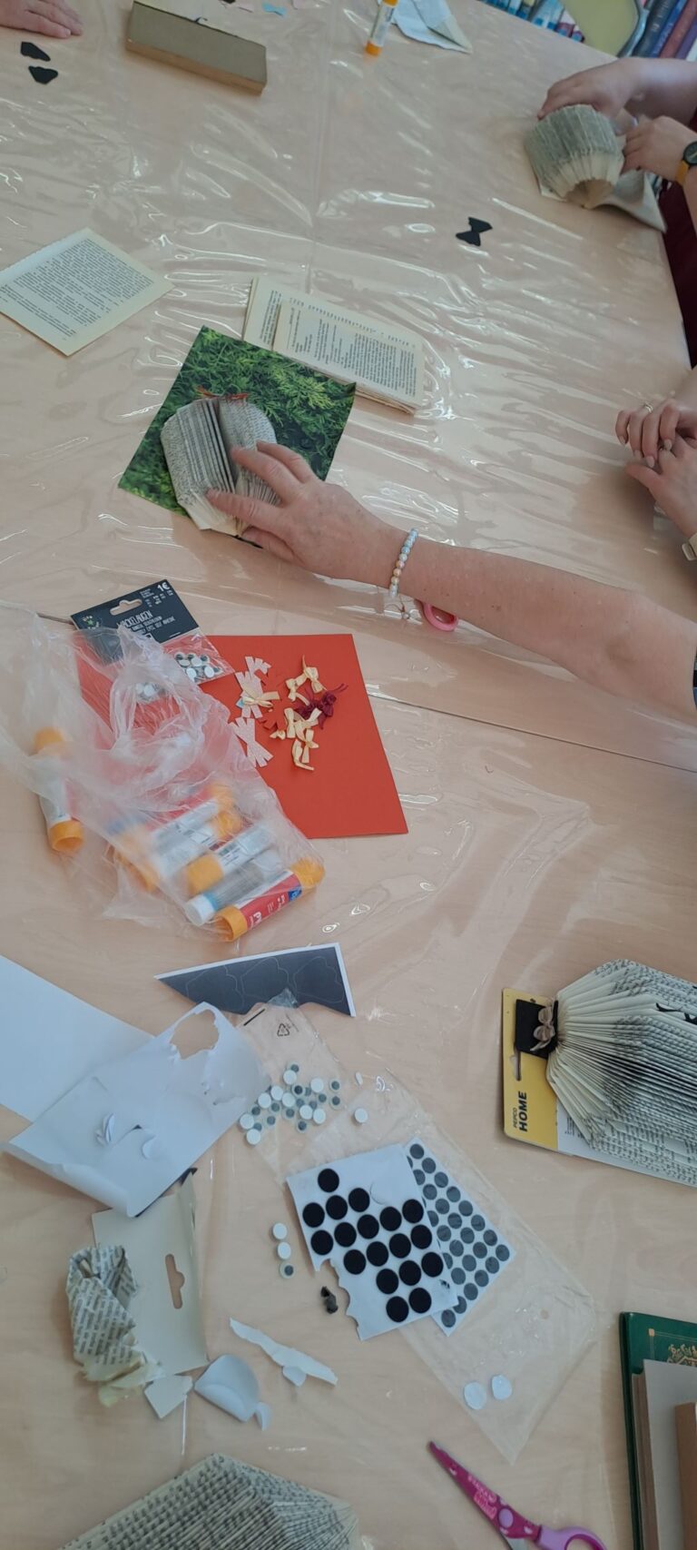 warsztaty tworzenia jeży ze starych książek