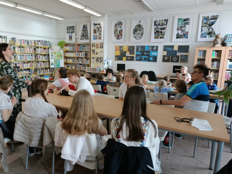 dzieci i młodzież w bibliotece