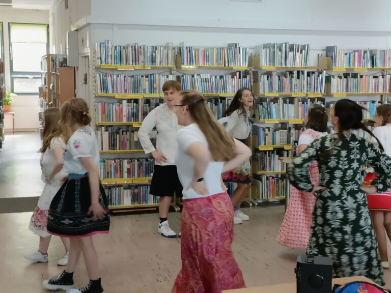 młodzież tańczy w bibliotece