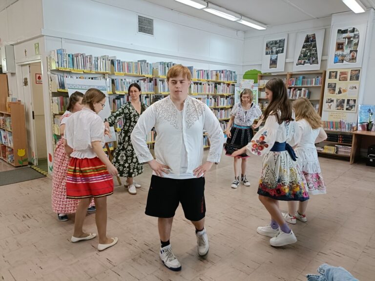 młodzież tańczy w bibliotece