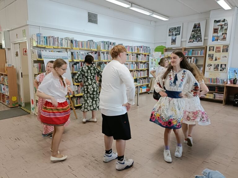 młodzież tańczy w bibliotece