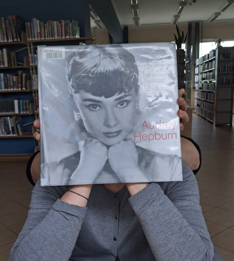 zabawa sleeveface - połączenie świata rzeczywistego z okładką książki