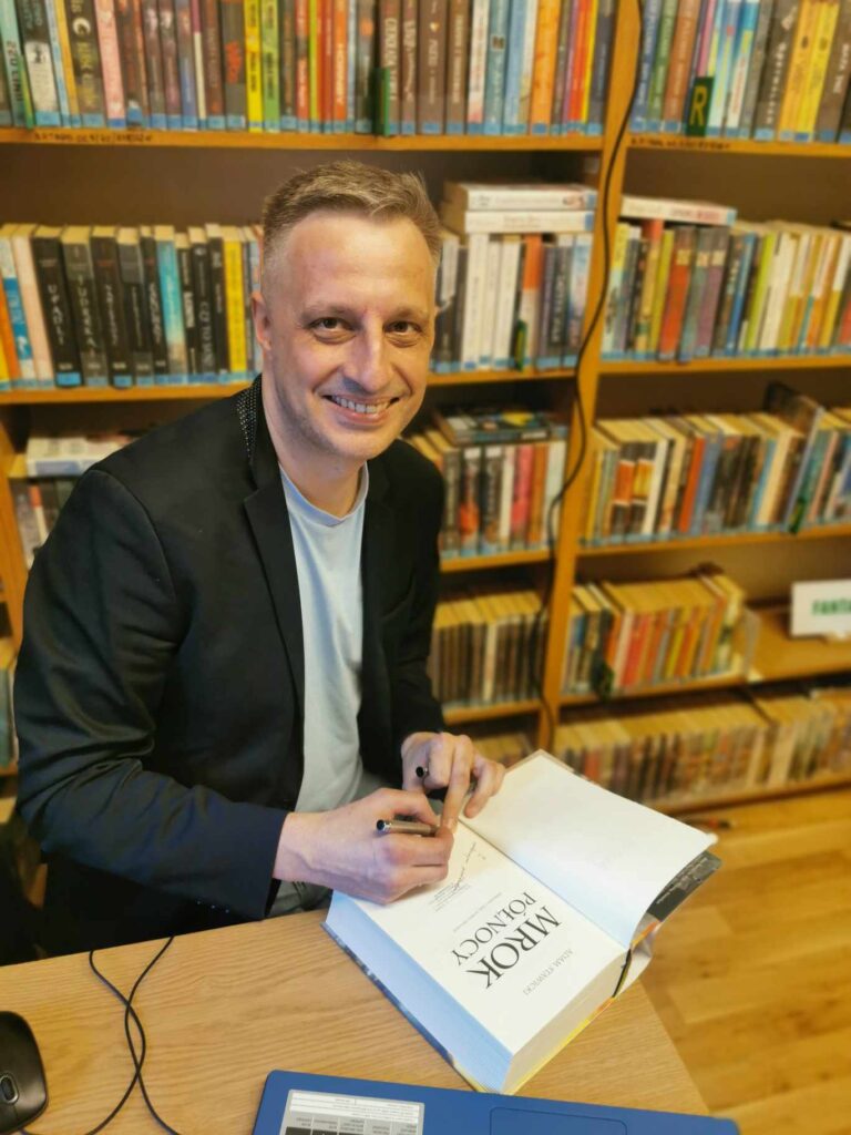 uśmiechnięty autor książki Mrok Północy