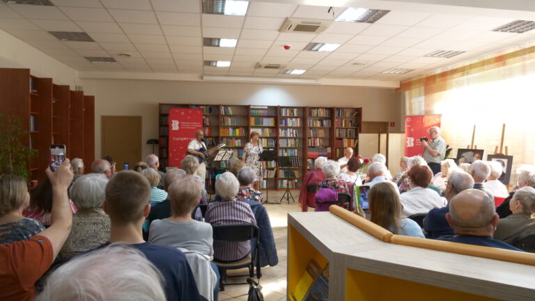 koncert zespołu Dwa plus dwa w Czytelni; na widowni prawie 80 osób