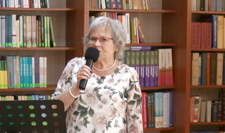 koncert zespołu Dwa plus dwa w Czytelni; na widowni prawie 80 osób