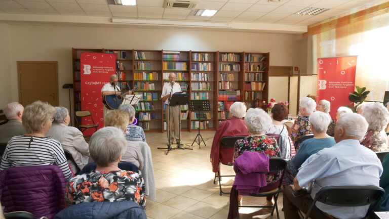 koncert zespołu Dwa plus dwa w Czytelni; na widowni prawie 80 osób