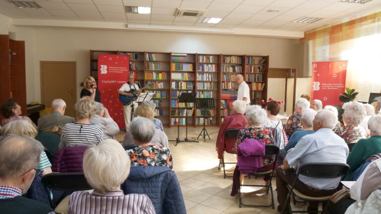 koncert zespołu Dwa plus dwa w Czytelni; na widowni prawie 80 osób