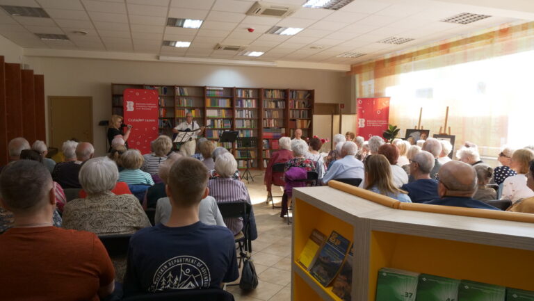 koncert zespołu Dwa plus dwa w Czytelni; na widowni prawie 80 osób