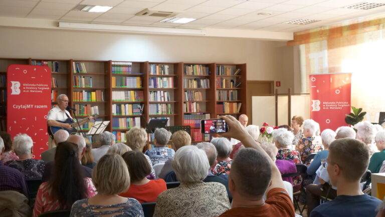 koncert zespołu Dwa plus dwa w Czytelni; na widowni prawie 80 osób