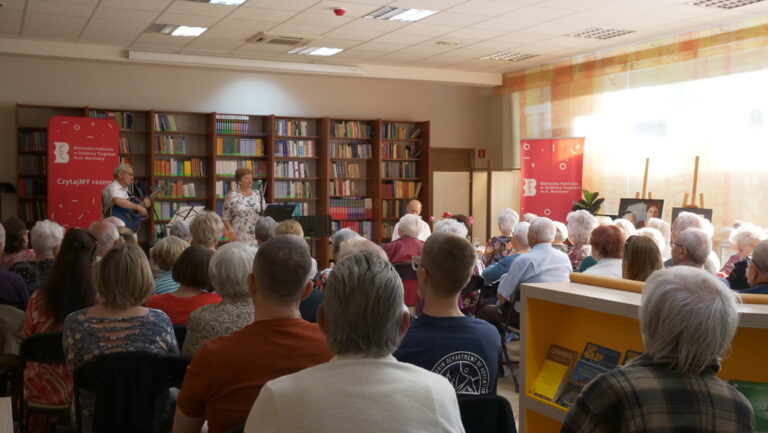 koncert zespołu Dwa plus dwa w Czytelni; na widowni prawie 80 osób