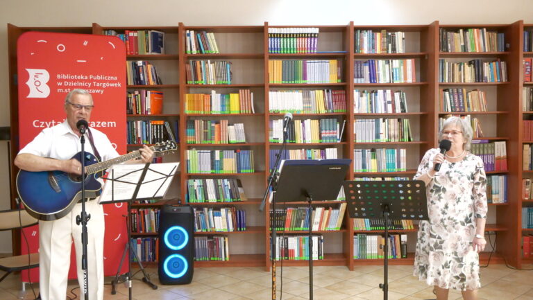 koncert zespołu Dwa plus dwa w Czytelni; na widowni prawie 80 osób