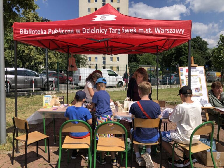 warsztaty literacko-plastyczne podczas festynu rodzinnego przy szkole przy ul. Turmonckiej 20