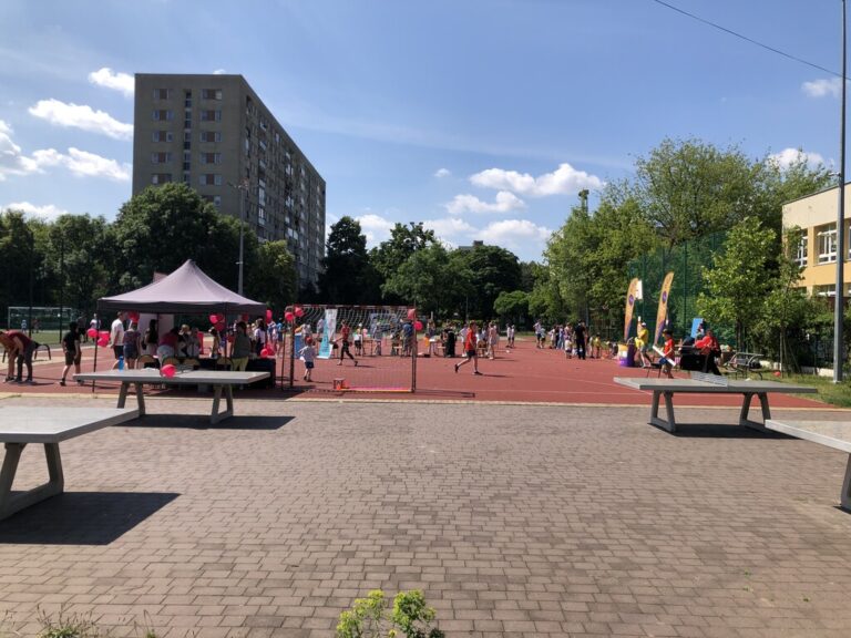 warsztaty literacko-plastyczne podczas festynu rodzinnego przy szkole przy ul. Turmonckiej 20