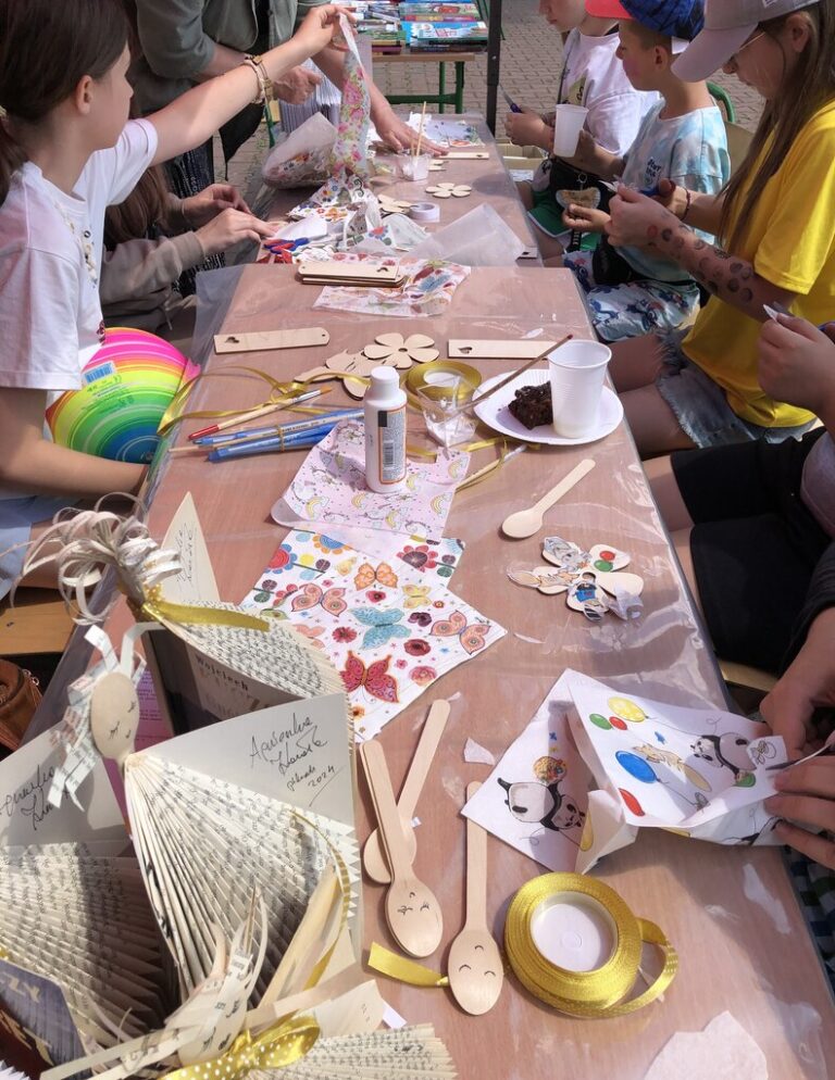 warsztaty literacko-plastyczne podczas festynu rodzinnego przy szkole przy ul. Turmonckiej 20