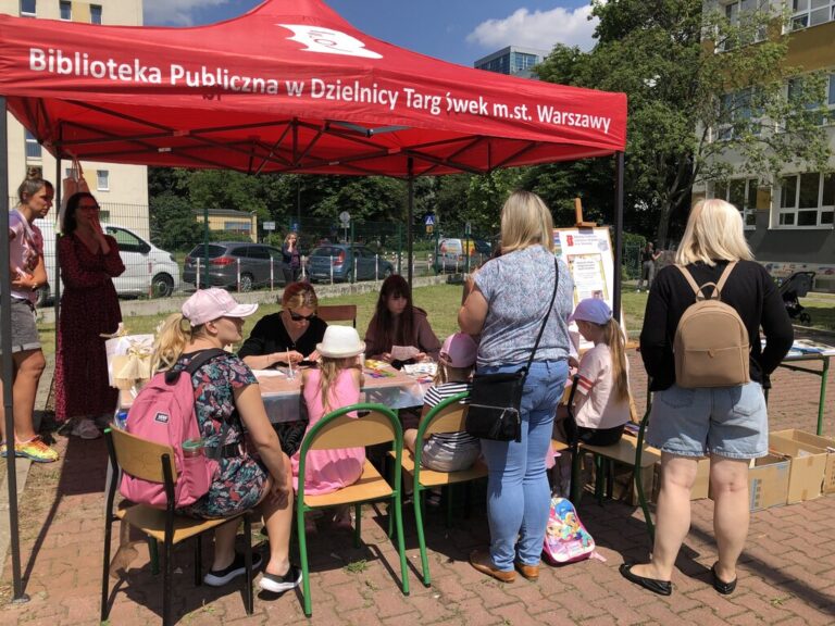 warsztaty literacko-plastyczne podczas festynu rodzinnego przy szkole przy ul. Turmonckiej 20