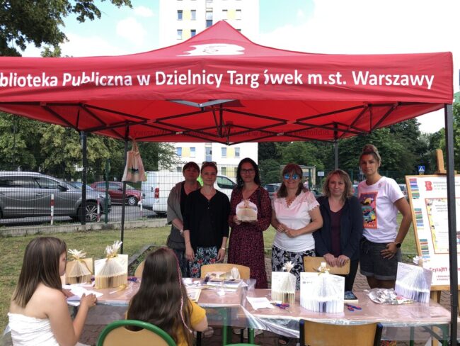 warsztaty literacko-plastyczne podczas festynu rodzinnego przy szkole przy ul. Turmonckiej 20