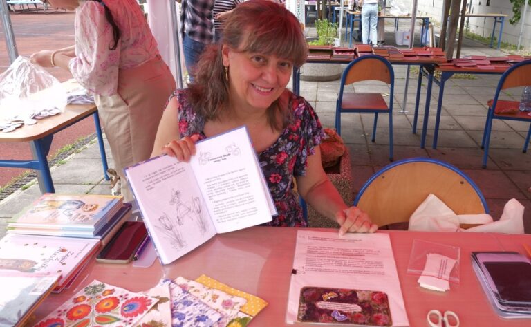 Agnieszka Kazała pokazuje swoją książkę