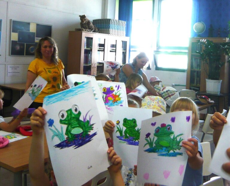 dzieci pokazują swoje rysunki