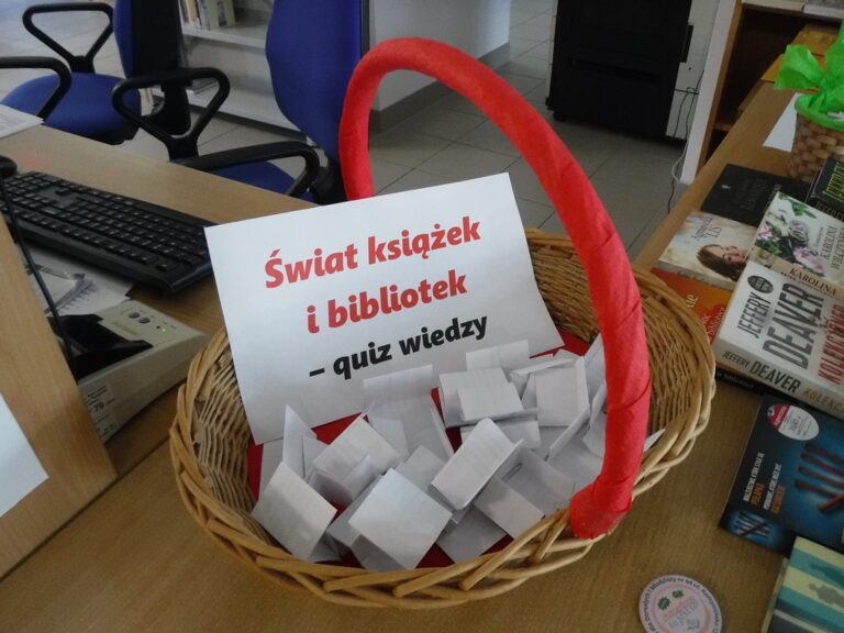 koszyk z upominkami od biblioteki