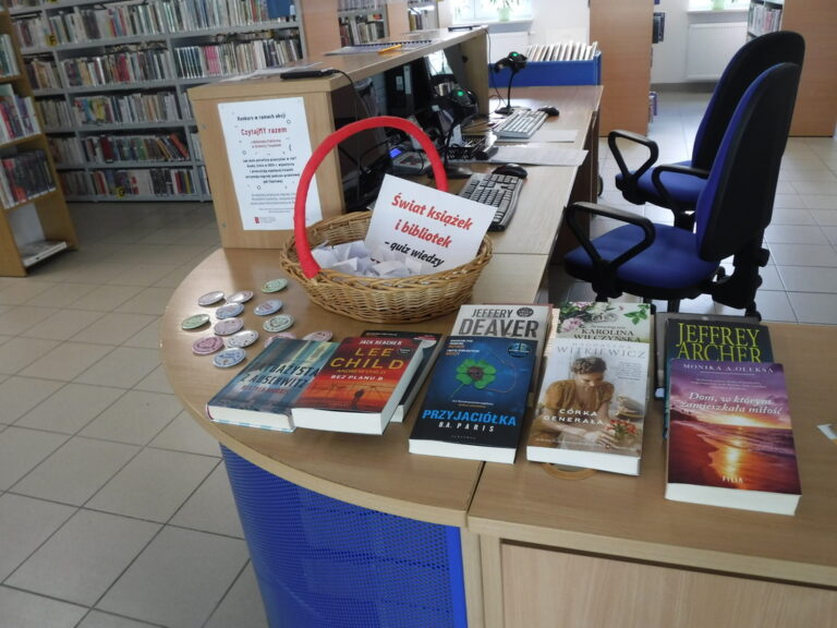 koszyk z upominkami od biblioteki, wokół niego leżą książki