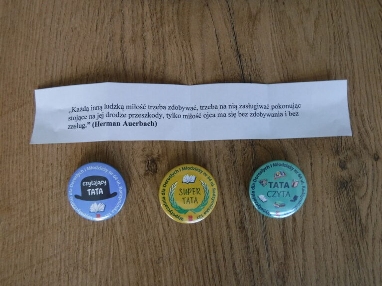 przypinki z okazji dnia taty i cytat z książki dotyczący ojcowskiej miłości