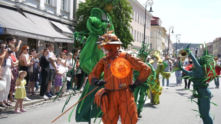 artyści uliczni zabawiają licznie zgromadzonych mieszkańców Warszawy i turystów