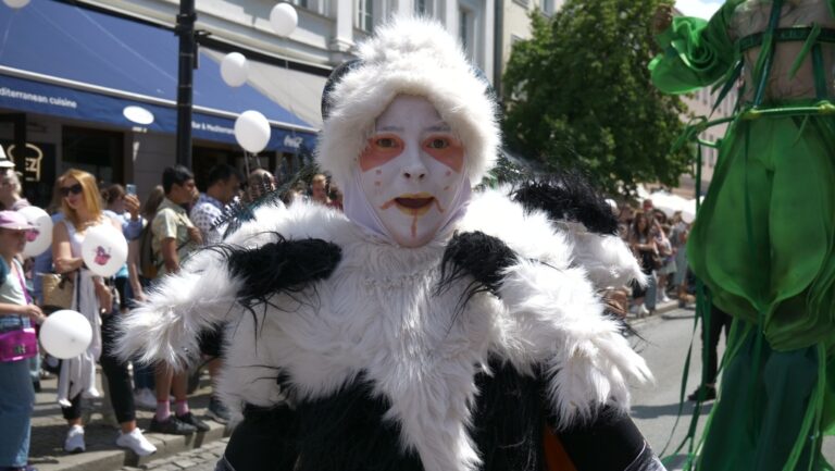 artyści uliczni zabawiają licznie zgromadzonych mieszkańców Warszawy i turystów