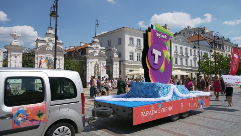 parada syrenki - syrenka Targówka jedzie na platformie przez Nowy Świat i Krakowskie Przedmieście