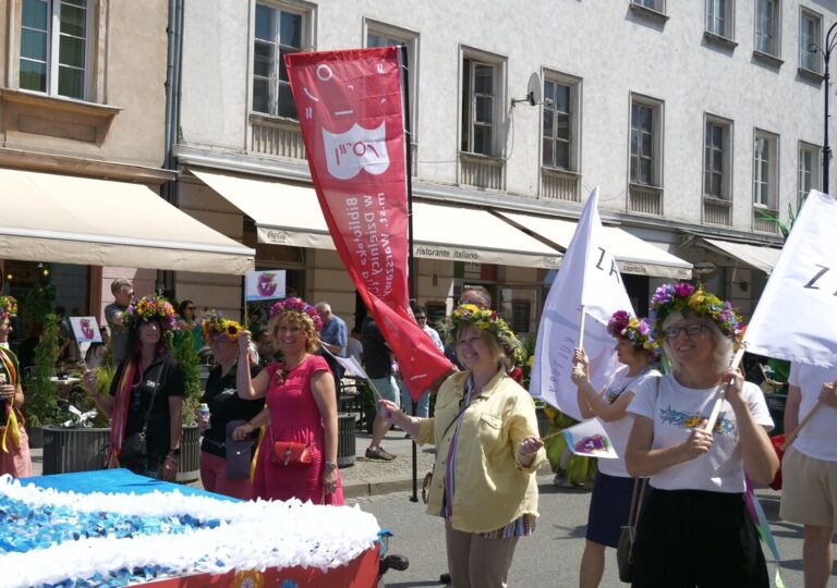 parada syrenki - syrenka Targówka jedzie na platformie przez Nowy Świat i Krakowskie Przedmieście