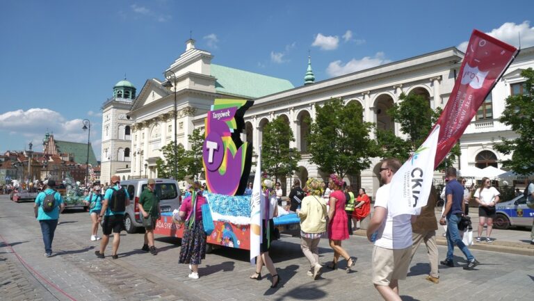 parada syrenki - syrenka Targówka jedzie na platformie przez Nowy Świat i Krakowskie Przedmieście