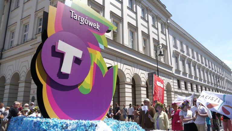 parada syrenki - syrenka Targówka jedzie na platformie przez Nowy Świat i Krakowskie Przedmieście