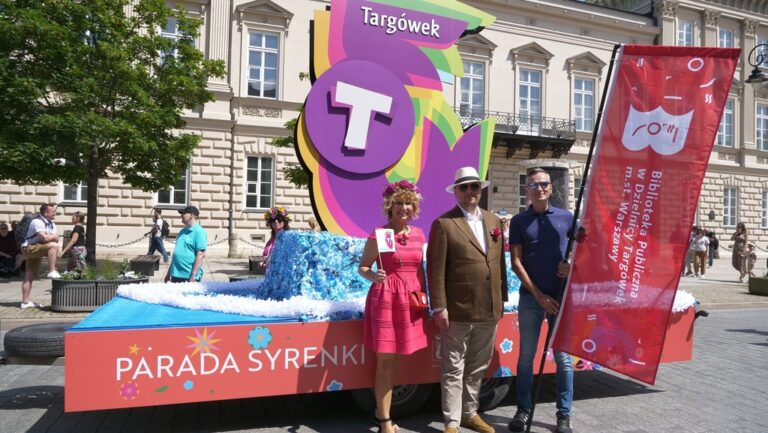 parada syrenki - syrenka Targówka jedzie na platformie przez Nowy Świat i Krakowskie Przedmieście