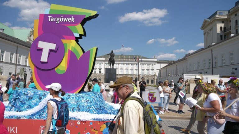 parada syrenki - syrenka Targówka jedzie na platformie przez Nowy Świat i Krakowskie Przedmieście