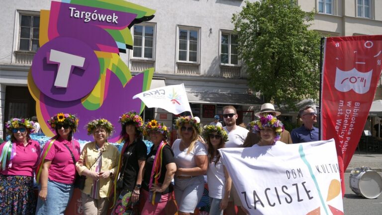 parada syrenki - syrenka Targówka jedzie na platformie przez Nowy Świat i Krakowskie Przedmieście