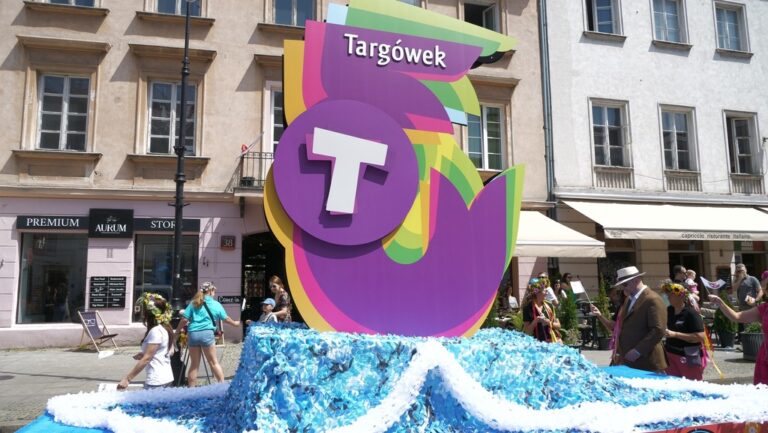 parada syrenki - syrenka Targówka jedzie na platformie przez Nowy Świat i Krakowskie Przedmieście