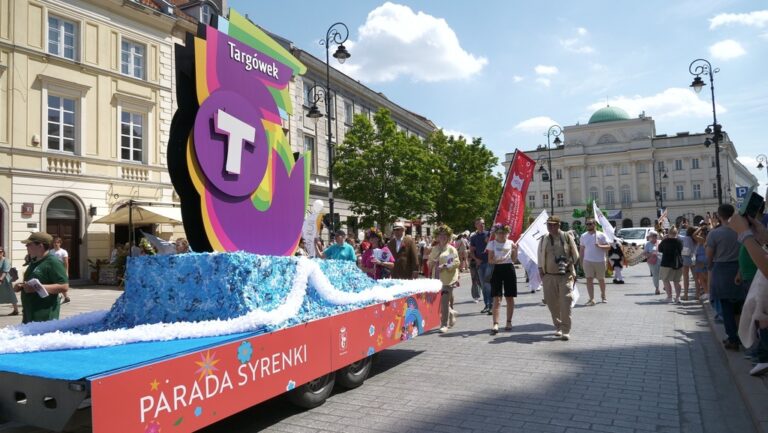 parada syrenki - syrenka Targówka jedzie na platformie przez Nowy Świat i Krakowskie Przedmieście