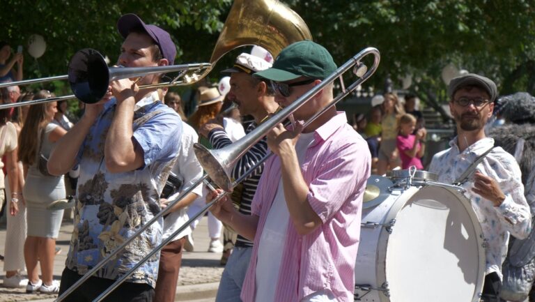 muzycy grają na Nowym Świecie