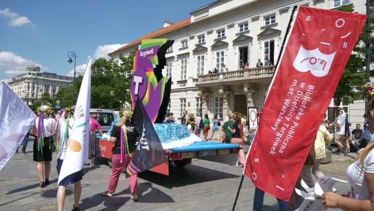 parada syrenki - syrenka Targówka jedzie na platformie przez Nowy Świat i Krakowskie Przedmieście