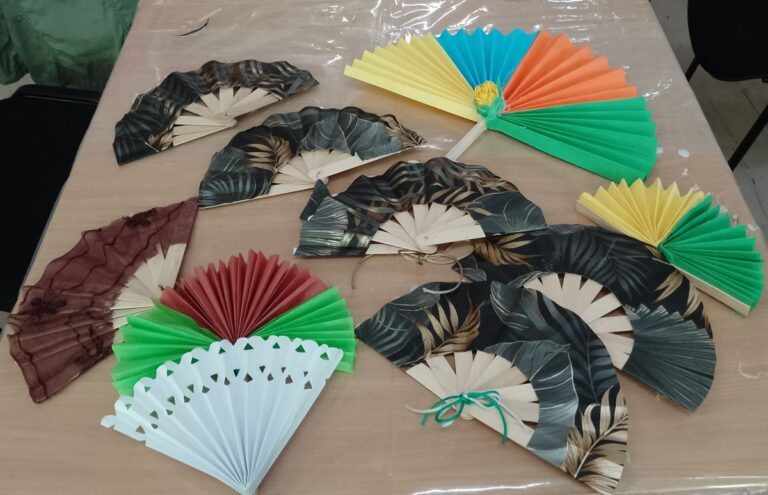 wachlarze powstałe podczas warsztatów w bibliotece