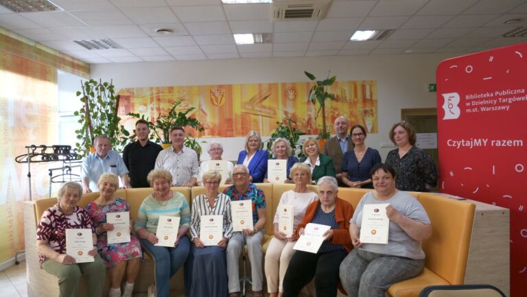 zdjęcie grupowe uczestników kursu Wirtualny świat światem seniora