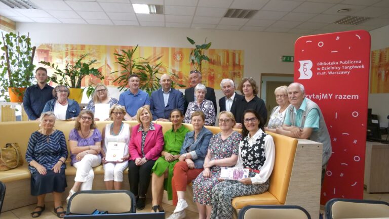 zdjęcie grupowe uczestników kursu Wirtualny świat światem seniora