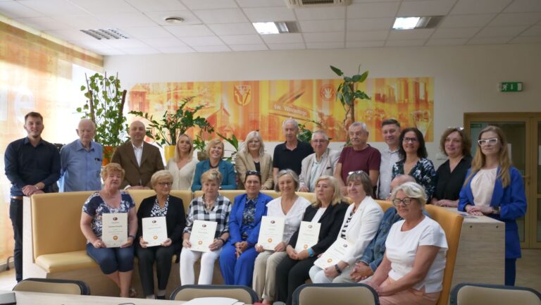 zdjęcie grupowe uczestników kursu Wirtualny świat światem seniora